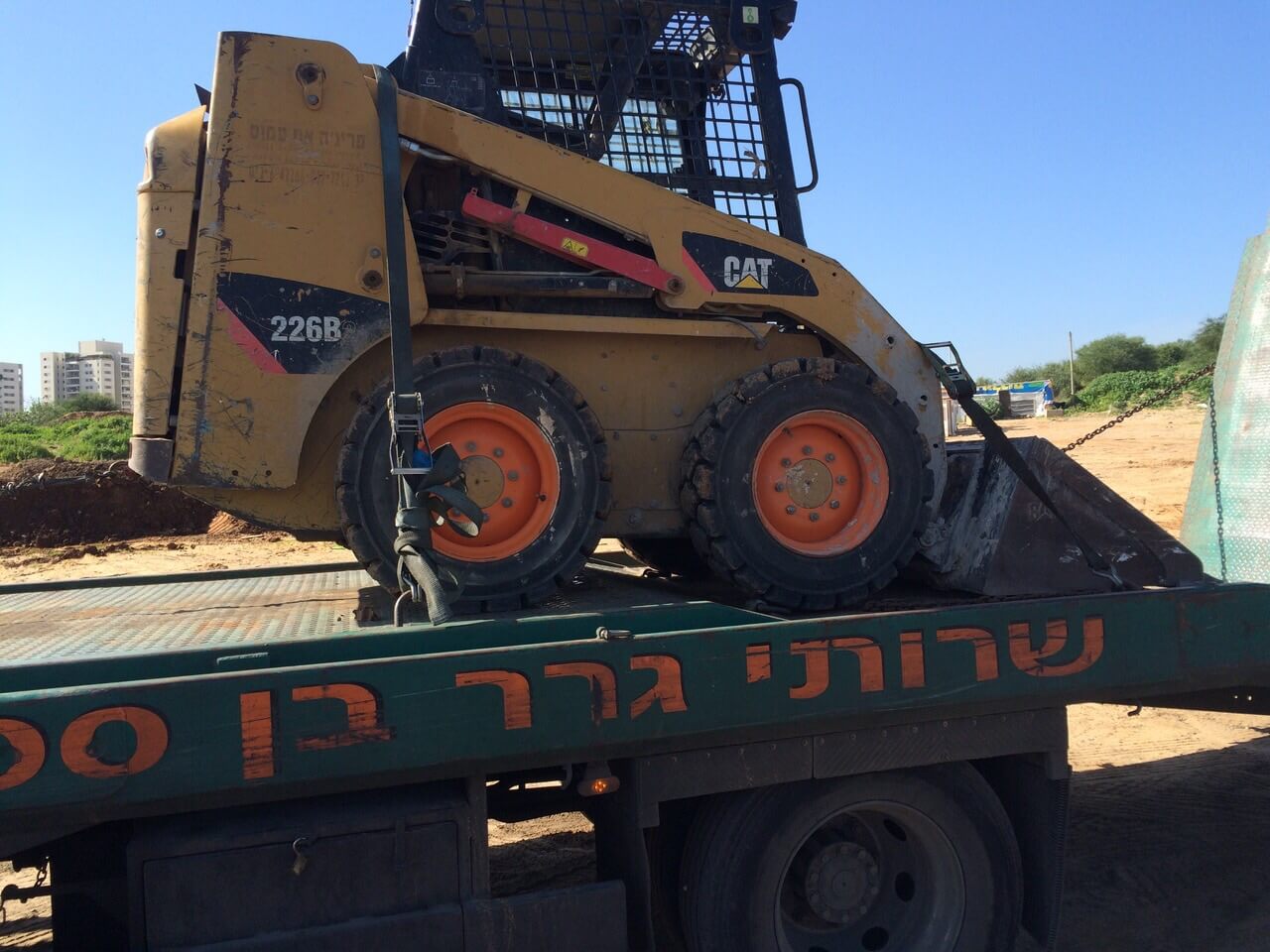 שינוע בובקט על משאית גרר בן